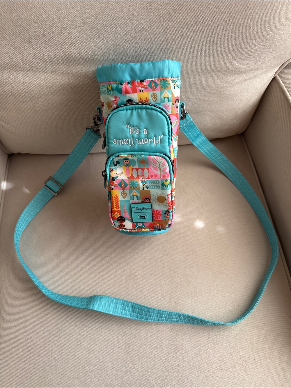 Lug it’s a small world water bottle crossbody